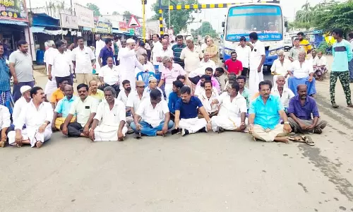 ஊத்தங்கரை அருகே தரைப்பாலத்தில் தேங்கும் மழைநீர் ; நடவடிக்கை கோரி பொதுமக்கள் சாலை மறியல்