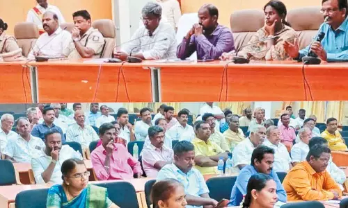 பட்டாசு கடை உரிமையாளர்களுடன் வருவாய் அலுவலர் ஆலோசனை