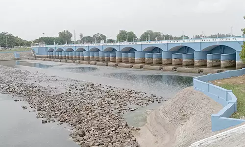 நீர்வரத்து குறைந்ததால் வெறிச்சோடி காணப்படும் கல்லணை