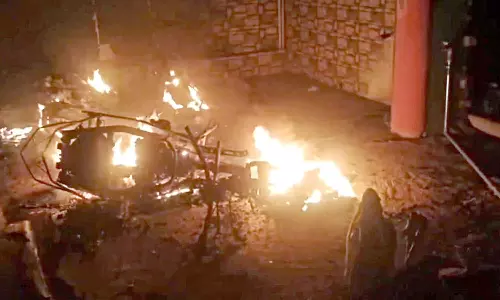 பால்பண்ணை உரிமையாளர் வீட்டில் பெட்ரோல் குண்டு வீச்சு: வாகனங்கள் தீயில் எரிந்து சேதம்