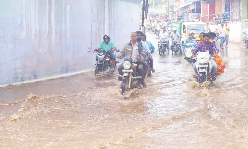 தஞ்சையில், விட்டு விட்டு பெய்த மழை