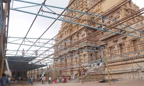 சதயவிழாவை யொட்டி தஞ்சை பெரிய கோவிலில் பந்தல் அமைக்கும் பணி மும்முரம்