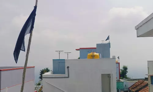 மலையூர் கோவில் பணம் முறைகேட்டை கண்டித்து ஊர் பொதுமக்கள் வீடுகளில் கருப்பு கொடி ஏற்றி போராட்டம்