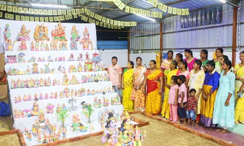 நவராத்திரி கொலுவை பார்வையிடும் பக்தர்கள்