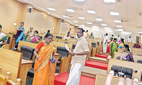 கவுன்சிலர்களுடன் வாக்குவாதம்; மாநகராட்சி கூட்டத்தில் இருந்து வெளியேறிய மேயர்- பரபரப்பு