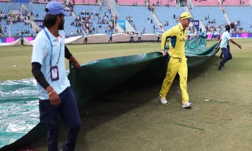 தலைவன் எப்போதுமே மாஸ்தான்.. மைதான ஊழியராக மாறிய டேவிட் வார்னர்.. வைரலாகும் வீடியோ