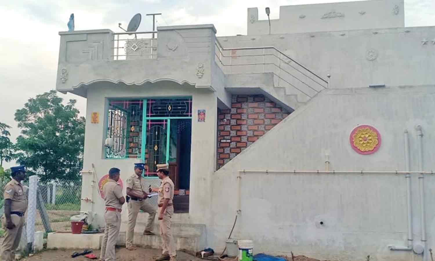 ராணுவ வீரர் குத்திக்கொலை: விடுமுறையில் சொந்த ஊருக்கு வந்த போது சம்பவம்