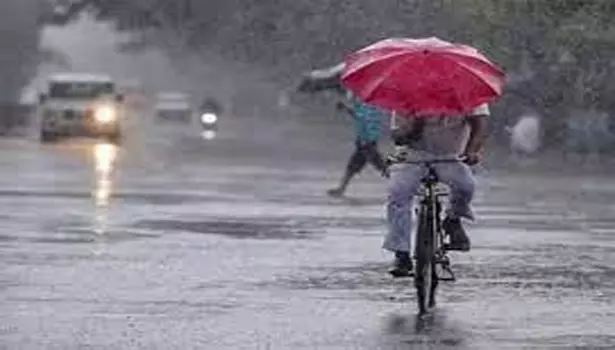 ஏற்காட்டில் இரவில் கொட்டிய கனமழையால் சாலைகளில் வெள்ளம் ஏற்காட்டில் இரவில் கொட்டிய கனமழையால் சாலைகளில் வெள்ளம்