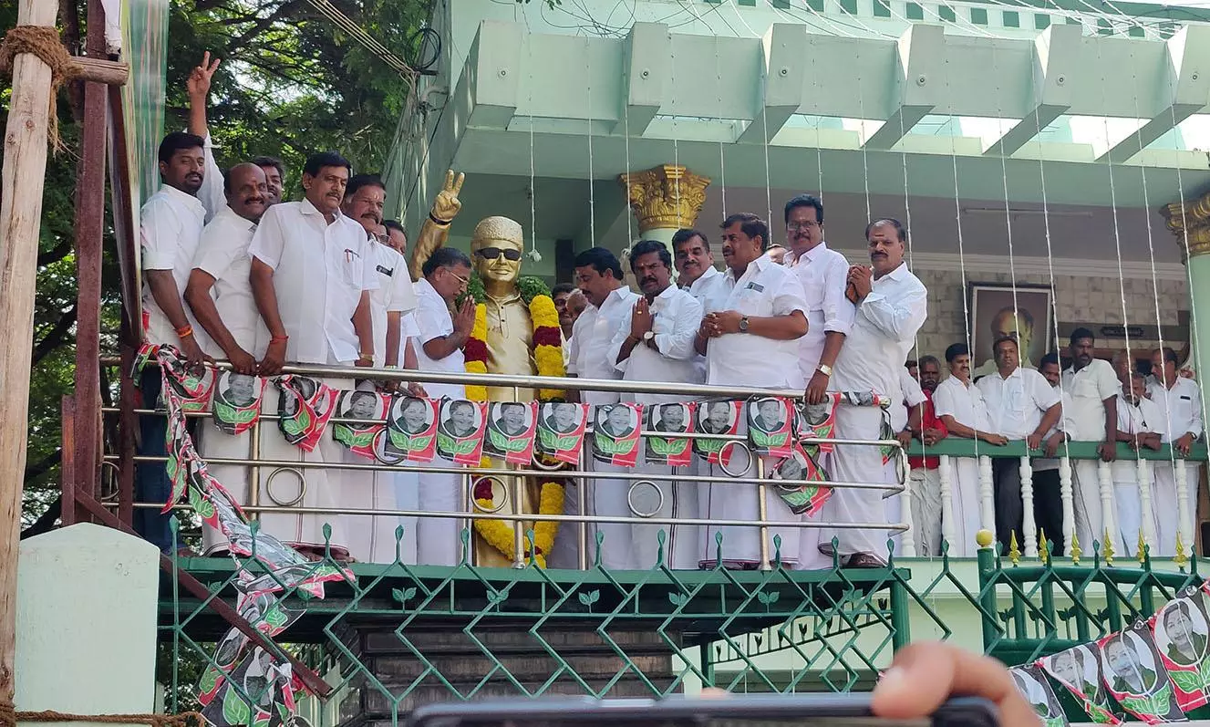 தருமபுரியில் எம்.ஜி.ஆர்., ஜெயலலிதா சிலைக்கு கட்சியினர் மாலை அணிவித்து மரியாதை தருமபுரியில் எம்.ஜி.ஆர்., ஜெயலலிதா சிலைக்கு கட்சியினர் மாலை அணிவித்து மரியாதை