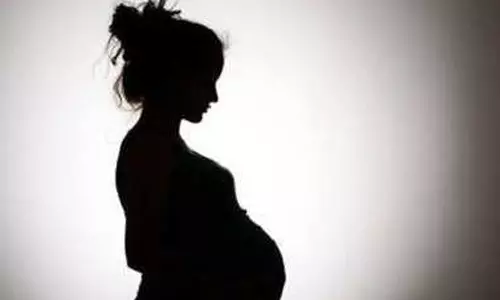 பள்ளியில் படிக்கும்போது காதல்: பிளஸ்-1 மாணவியை கர்ப்பமாக்கிய 16 வயது சிறுவன்