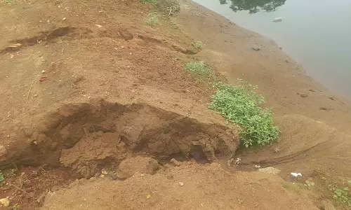 கீழ்பவானி வாய்க்கால் கரையில் மண் அரிப்பு: சீரமைக்கும் பணியில் ஈடுபடும் பணியாளர்கள்