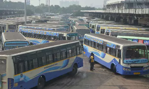 சென்னையில் இருந்து வெளியூர் செல்ல பஸ், ரெயில்களில் இடங்கள் நிரம்பின