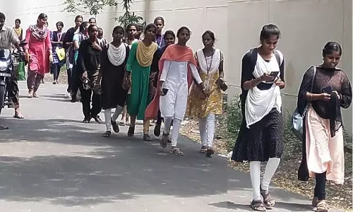 அரசு கல்லூரி மாணவர்கள் மீண்டும் வகுப்பை புறக்கணித்து போராட்டம்