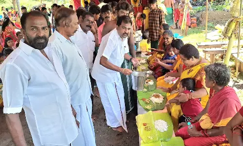 வடக்கு தாமரைகுளம் முத்துமாகாளி தசரா குழுவினரின் காளி பூஜை