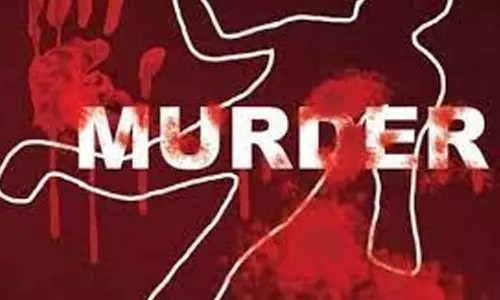 சாலையில் பிணமாக கிடந்தவர் வழக்கில் திருப்பம்: செல்போன் பறிப்பை தடுத்த தொழிலாளி அடித்து கொலை