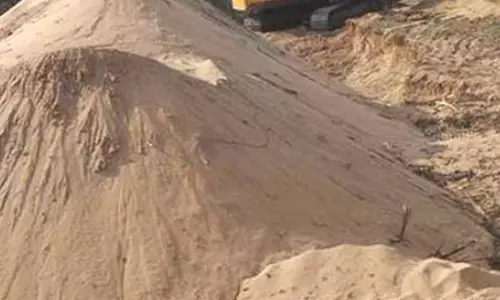 திருவெண்ணைநல்லூர் அருகே ஆற்று மணல் கடத்திய மினி லாரி பறிமுதல்; டிரைவர் கைது