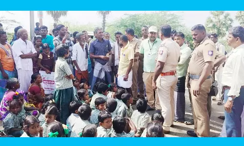 மோசமான அரசு பள்ளி கட்டிடத்தை மாற்றக்கோரி திடீர் சாலை மறியல்