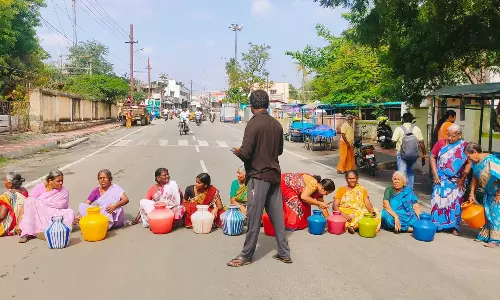 பழனியில் குடிநீர் கேட்டு பெண்கள் காலி குடங்களுடன் மறியல்