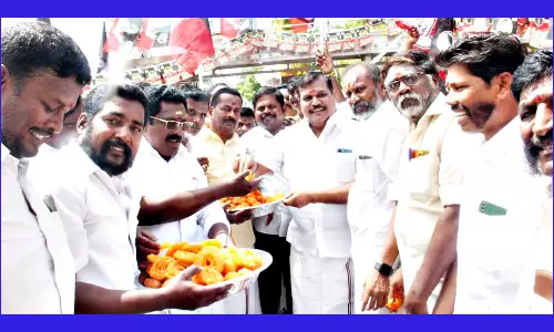 எம்.ஜி.ஆர். சிலைக்கு ஓ.பி.எஸ். அணியினர் மரியாதை