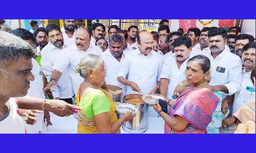 அ.தி.மு.க. 52-வது ஆண்டு; பொதுமக்களுக்கு இனிப்பு, அன்னதானம் வழங்கி கொண்டாட்டம்