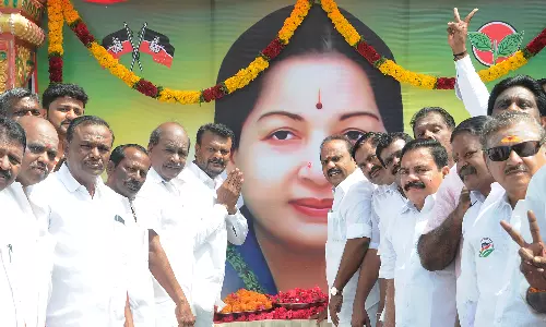 52-ம் ஆண்டு தொடக்கவிழா :திண்டுக்கல்லில் அ.தி.மு.க.வினர் பட்டாசு வெடித்து கொண்டாட்டம்