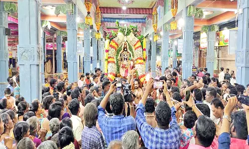 குலசேகரன்பட்டினத்தில் இன்று இரவு அன்னை முத்தாரம்மன் பார்வதி கோலத்தில் எழுந்தருளுகிறார்