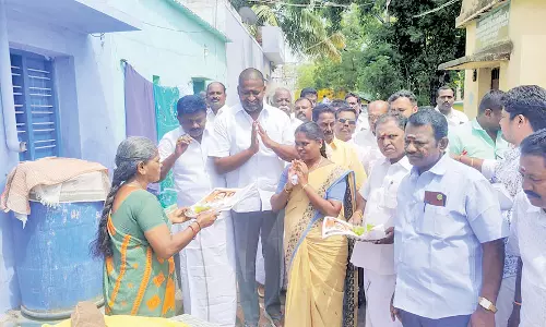 எடப்பாடி பழனிசாமி நாளை வருகை : சங்கரன்கோவிலில் வீடு வீடாக சென்று அழைப்பிதழ் வழங்கிய அ.தி.மு.க.வினர்