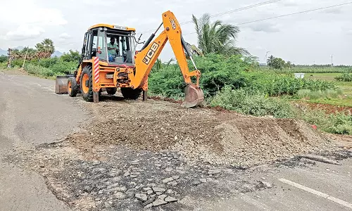 மாலைமலர் செய்தி எதிரொலி  - செங்கோட்டையில் போர்க்கால அடிப்படையில் சாலை சீரமைப்பு