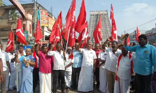 ஸ்ரீரங்கம் அடிமனை பிரச்சினையை தீர்க்க வலியுறுத்தி மார்க்சிஸ்ட் கம்யூனிஸ்டு கட்சியினர் சாலை மறியல்100 பேர் கைது
