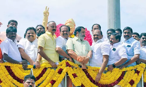 கட்சியின் 52-வது ஆண்டு தொடக்க விழா - நெல்லையில், எம்.ஜி.ஆர். சிலைக்கு அ.தி.மு.க.வினர் மரியாதை