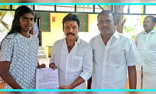 தேசிய அளவிலான டென்னிஸ் போட்டிக்கு பள்ளி மாணவி தேர்வு-நெல்லை அ.தி.மு.க. புறநகர் மாவட்ட செயலாளரிடம் வாழ்த்து பெற்றார்