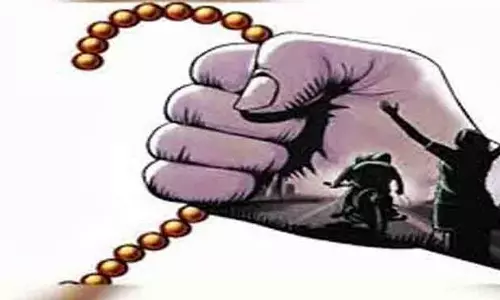 எடமலைப்பட்டி புதூர் பகுதியில்பெண்ணிடம் 2½ பவுன் செயின் பறிப்பு