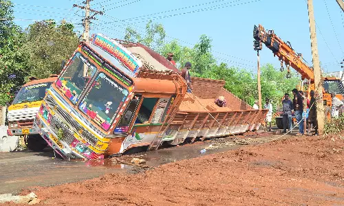 கோவை புட்டுவிக்கி சாலையில் நடுரோட்டில் புதைந்த சரக்கு லாரி