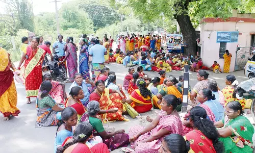 நெல்லை மாநகராட்சி தூய்மை பணியாளர்கள் 2-வது நாளாக வேலை நிறுத்தம்-நாளை மறுநாள் மண்டல அலுவலகங்களில் மறியல் அறிவிப்பு