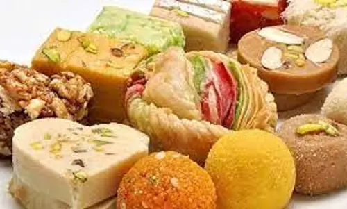 தீபாவளியின் போதுகாலாவதி இனிப்பு விற்பனை செய்தால் கடும் நடவடிக்கைஉணவு பாதுகாப்பு துறை அலுவலர் எச்சரிக்கை