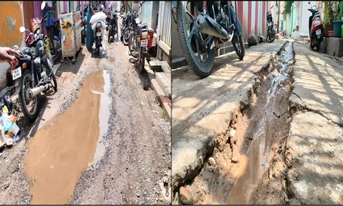 சேலம் செவ்வாய்பேட்டையில் குண்டும், குழியுமாக கிடக்கும் சாலை