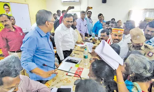 மகளிர் உரிமை தொகை கேட்டு கலெக்டரை முற்றுகையிட்ட பெண்கள்