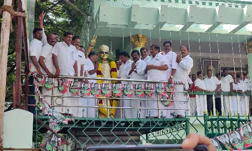 தருமபுரியில் எம்.ஜி.ஆர்., ஜெயலலிதா சிலைக்கு  கட்சியினர் மாலை அணிவித்து மரியாதை