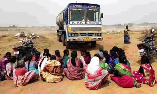 லாரியை சிறைபிடித்து பொதுமக்கள் போராட்டம்