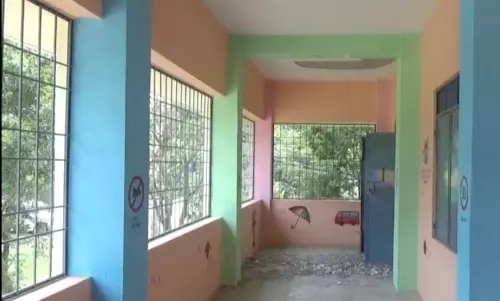 பேகேபள்ளி  அரசு  பள்ளி  கட்டிட மேற்கூரையில் சிமெண்ட் பூச்சு பெயர்ந்து விழுந்ததால் பரபரப்பு