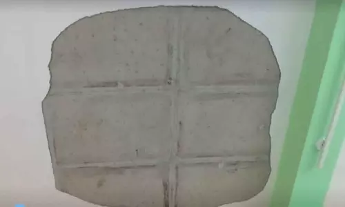 பேகேபள்ளி அரசு நடுநிலைப்பள்ளியில் கட்டிட மேற்கூரையில் சிமெண்ட் பூச்சு பெயர்ந்து விழுந்ததால் பரபரப்பு
