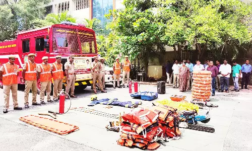 வடகிழக்கு பருவ மழை முன்னெச்சரிக்கை நடவடிக்கை குறித்து   தீயணைப்பு துறையினர் மாதிரி ஒத்திகை