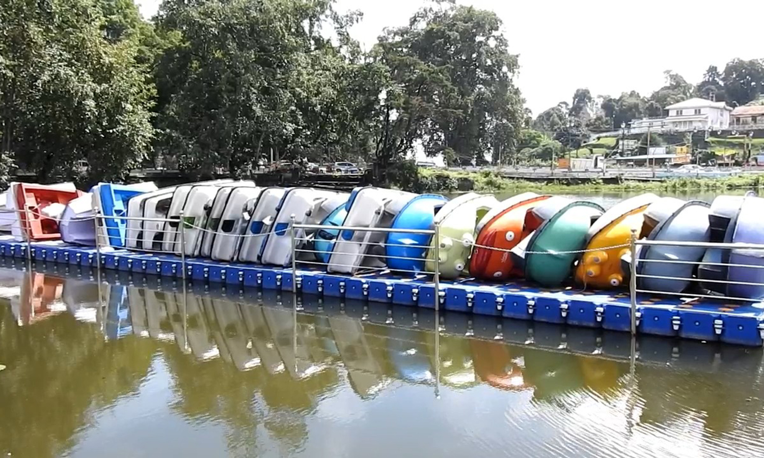 கொடைக்கானலில் ஆமை வேகத்தில் நடக்கும் படகு இல்ல மேம்பாட்டுப்பணி - சுற்றுலா பயணிகள் அலைக்கழிப்பு