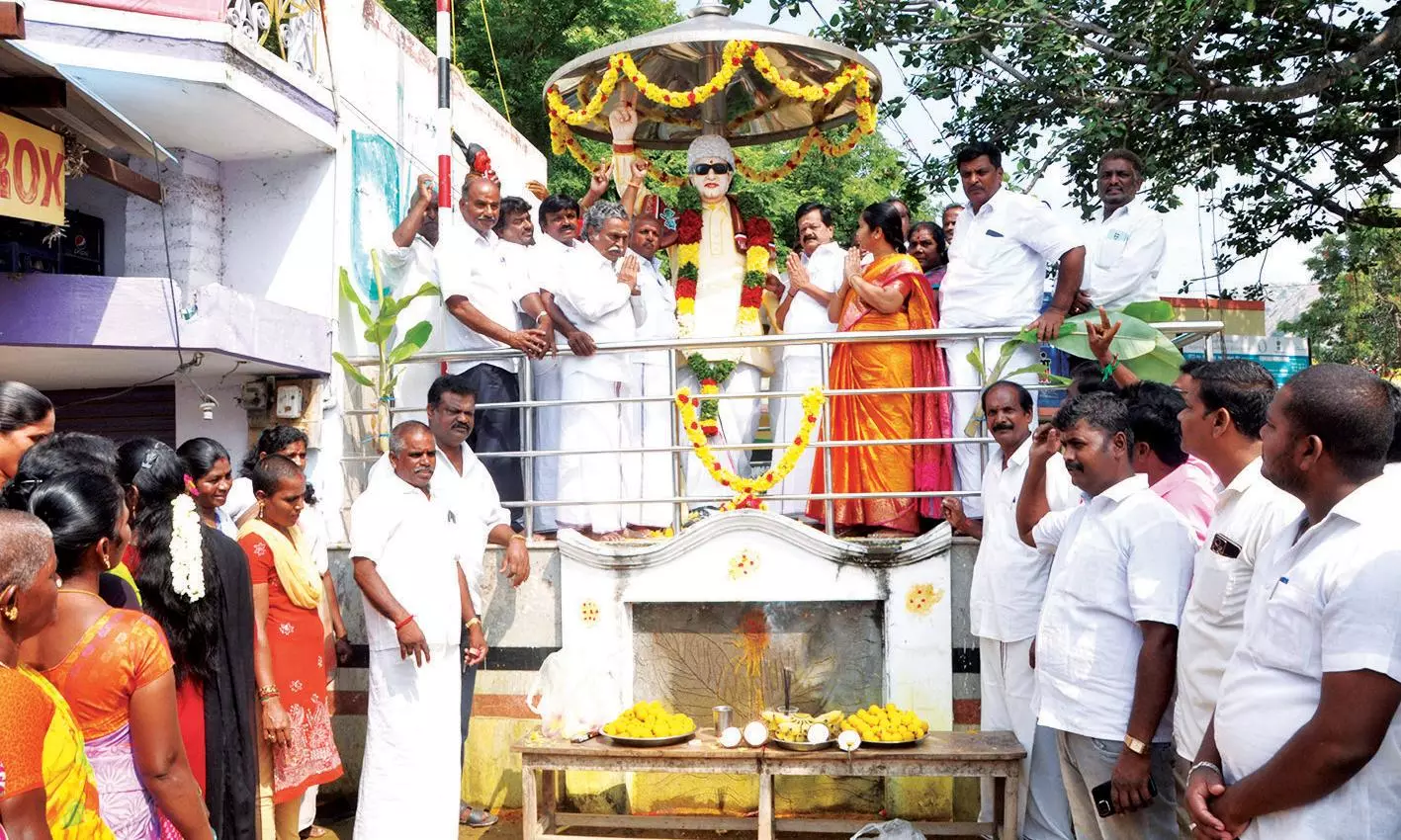 அ.தி.மு.க. 52-ம் ஆண்டு தொடக்க விழா அ.தி.மு.க. 52-ம் ஆண்டு தொடக்க விழா