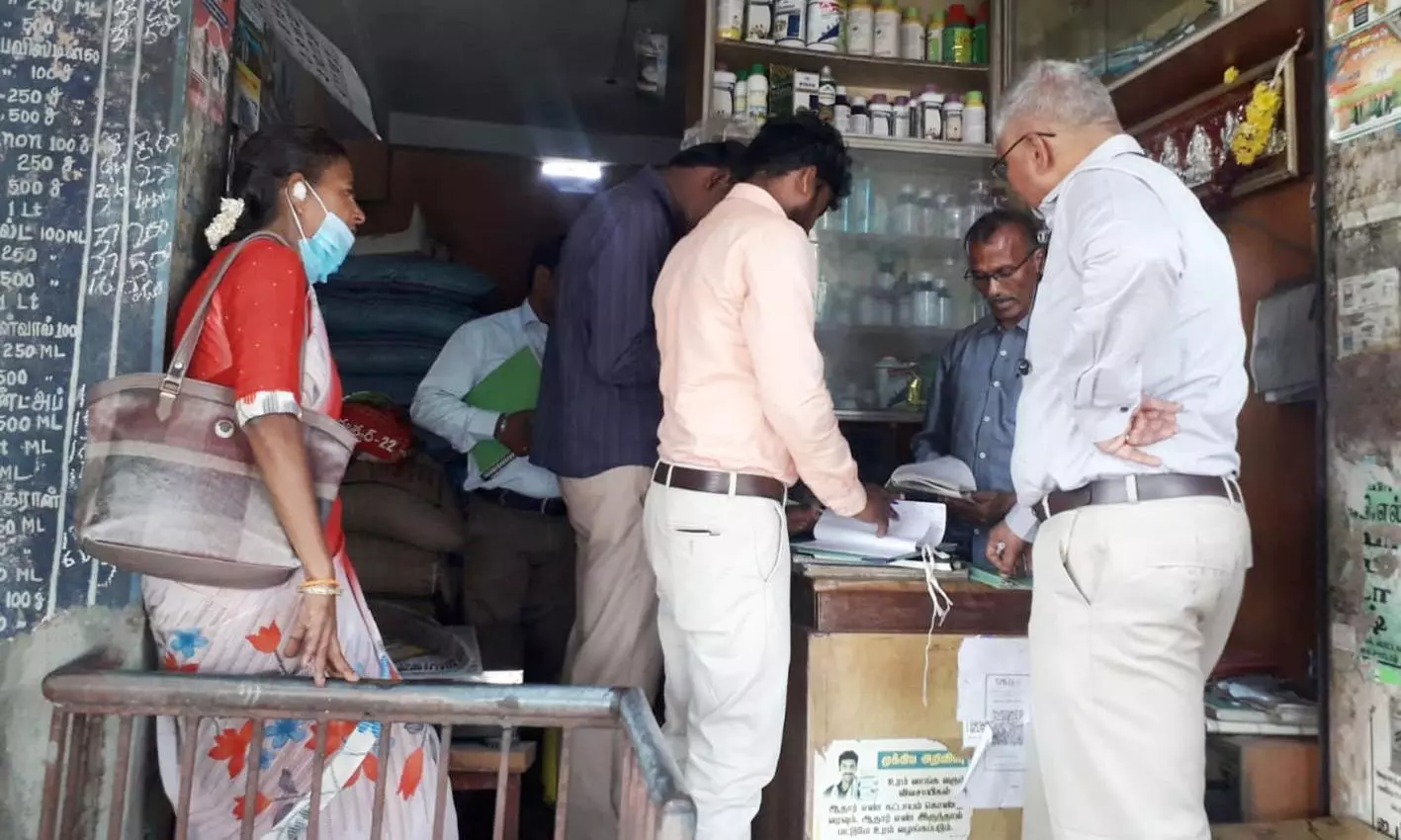 மாலைமலர் செய்தி எதிரொலி: விதை நெல் விற்ற கடை மற்றும் பாதிக்கப்பட்ட நெற்பயிர்களை வேளாண் அதிகாரிகள் நேரில் ஆய்வு மாலைமலர் செய்தி எதிரொலி: விதை நெல் விற்ற கடை மற்றும் பாதிக்கப்பட்ட நெற்பயிர்களை வேளாண் அதிகாரிகள் நேரில் ஆய்வு