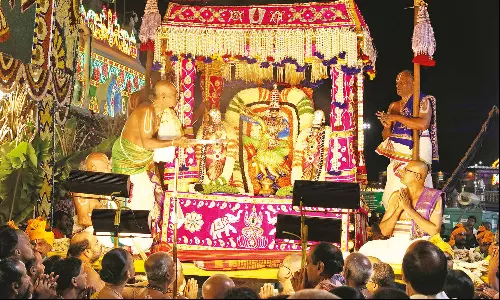 நவராத்திரி 3-ம் நாள்: சிம்ம, முத்துப்பந்தல் வாகனத்தில் மலையப்ப சாமி வீதி உலா