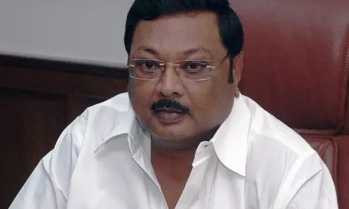 மு.க.அழகிரிக்கு எதிரான வழக்கை வேறு மாநிலத்துக்கு மாற்றக்கோரிய வக்கீலுக்கு ரூ.25 ஆயிரம் அபராதம்