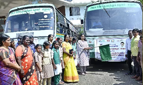 தேனி மாவட்டத்தில் சுற்றுலா சென்ற மாணவ-மாணவிகள்-கலெக்டர் தொடங்கி வைத்தார்