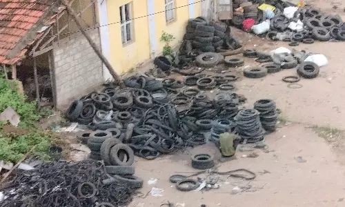 திண்டுக்கல்லில் திறந்த வெளியில் வைக்கப்பட்டுள்ள டயர்கள்-டெங்கு பரவும் அபாயம்