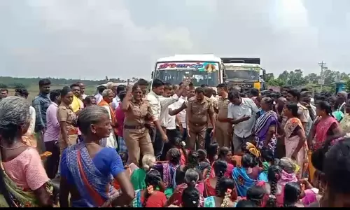 தாசில்தார் அலுவலகம் முன்பு பெண்கள் சாலை மறியல்